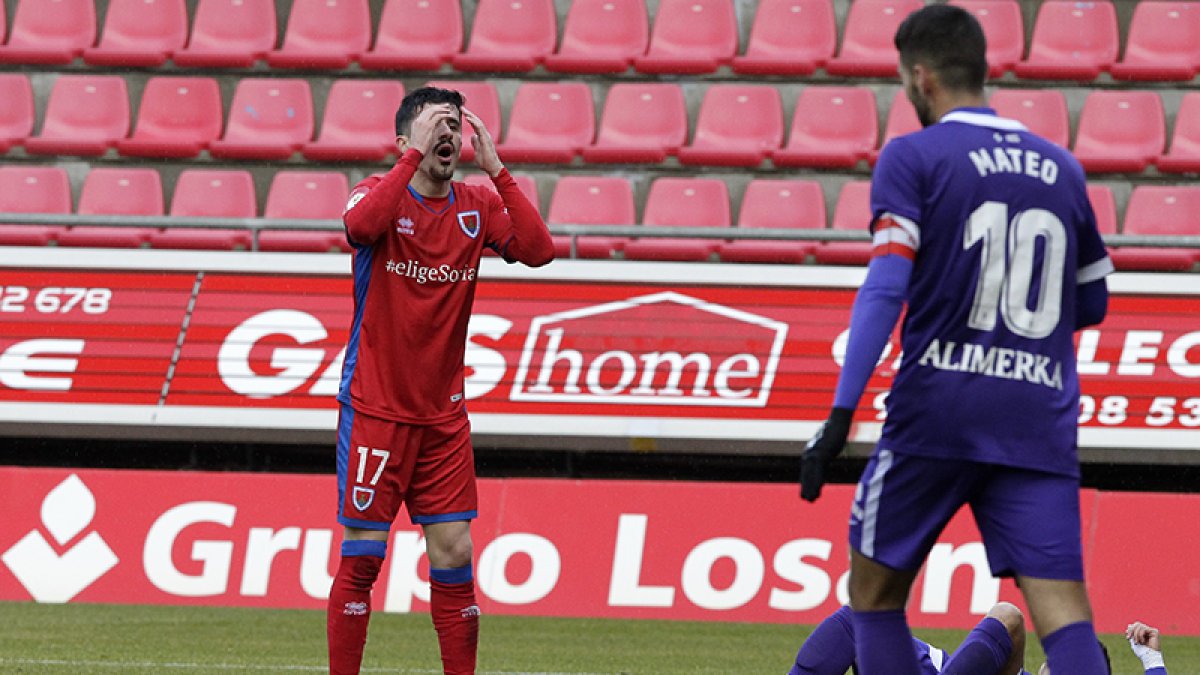 Tamayo se lamenta de una de las ocasiones que marró el Numancia ante el Sporting B. LUIS ÁNGEL TEJEDOR