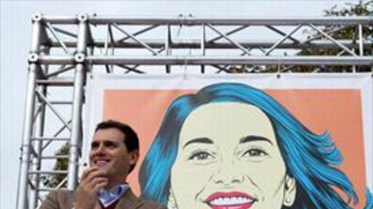 Albert Rivera, ayer en Tarragona, junto a un cartel de Inés Arrimadas.-EFE / ENRIC FONTCUBERTA