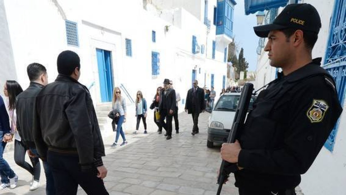 Un policía vigila las calles de Sidi Bou Said, al noroeste de Túnez capital.-Foto: AFP / FADEL SENNA
