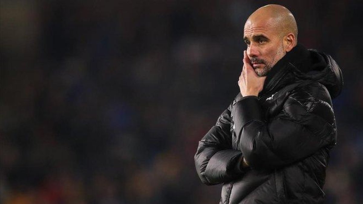 Pep Guardiola, reflexivo, en el Burnley-Manchester City del pasado miércoles.-ROBBIE JAY BARRATT (GETTY)