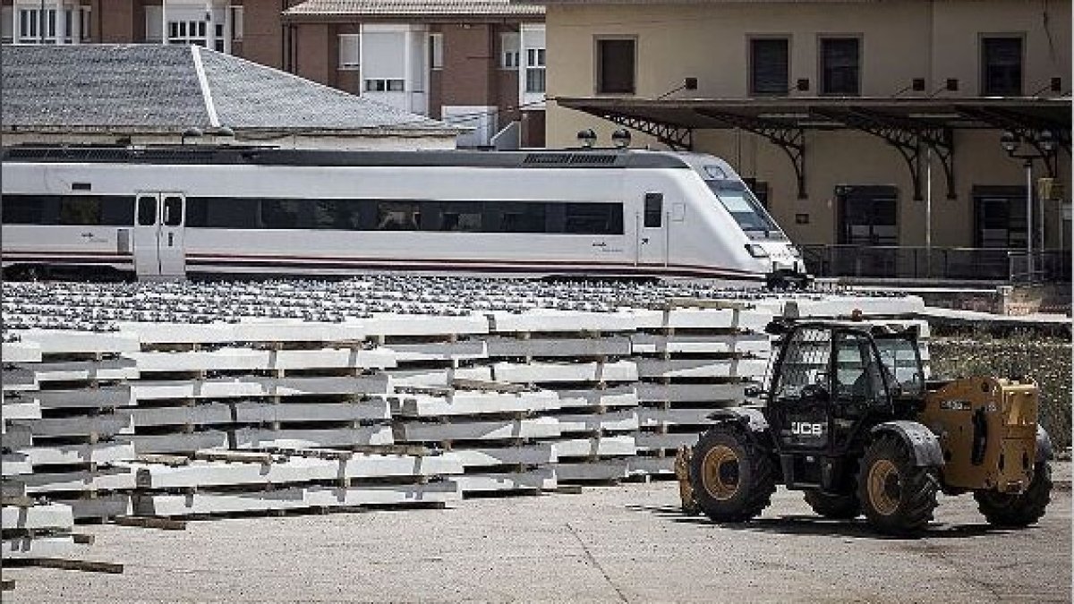 Material apilado en la estación de tren.-HDS