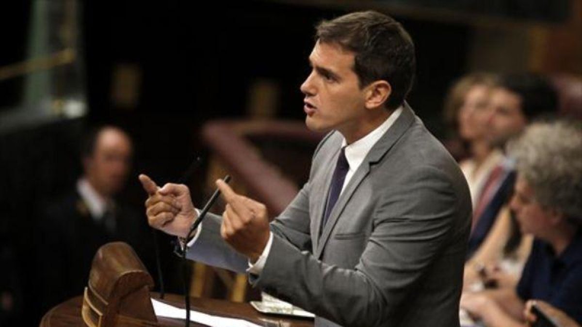 Albert Rivera, durante su intervención desde la tribuna de oradores del Congreso el pasado día 2 de septiembre.-JOSÉ LUIS ROCA