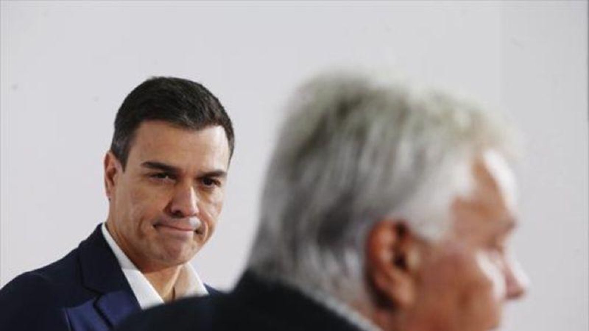 Pedro Sánchez y Felipe González, durante un acto electoral que protagonizaron en la campaña del 2015.-AGUSTÍN CATALÁN