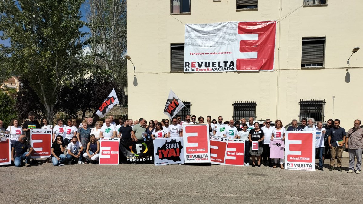 Foto de familia de las plataformas reunidas este fin de semana en Cáceres. HDS