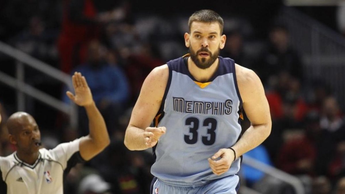 Marc Gasol, pívot de los Memphis Grizzlies, celebra un triple anotado contra los Atlanta Hawks.-BRETT DAVIS