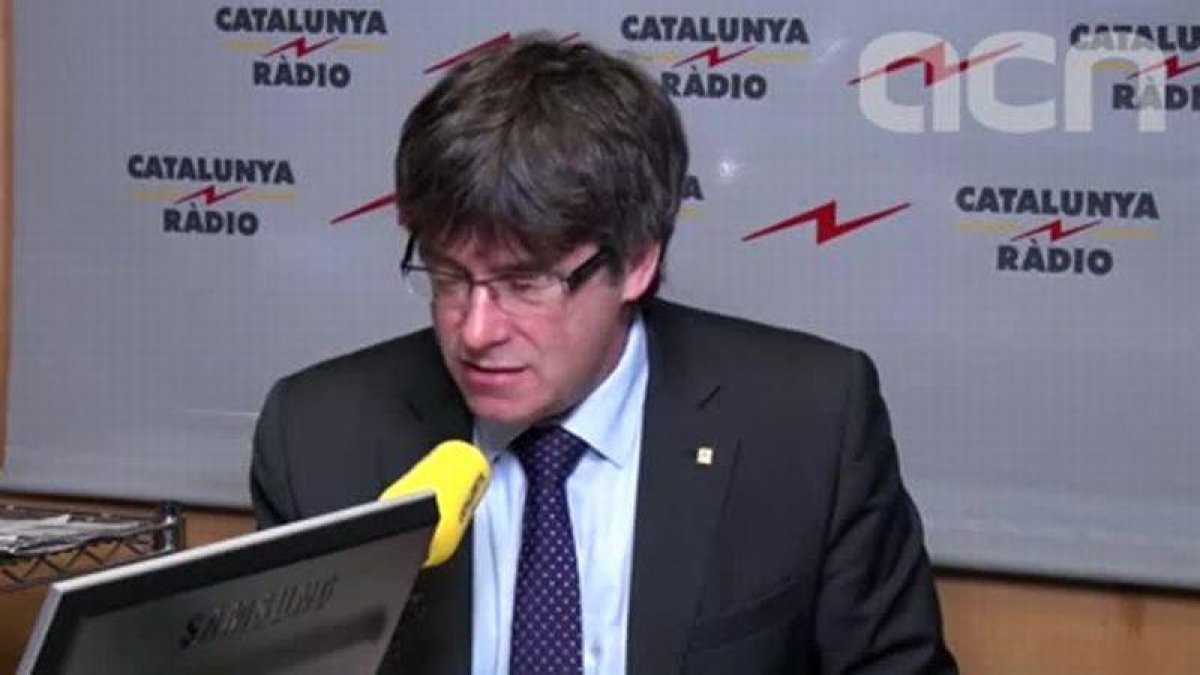 Puigdemont, durante la entrevista en Catalunya Ràdio, este lunes.-