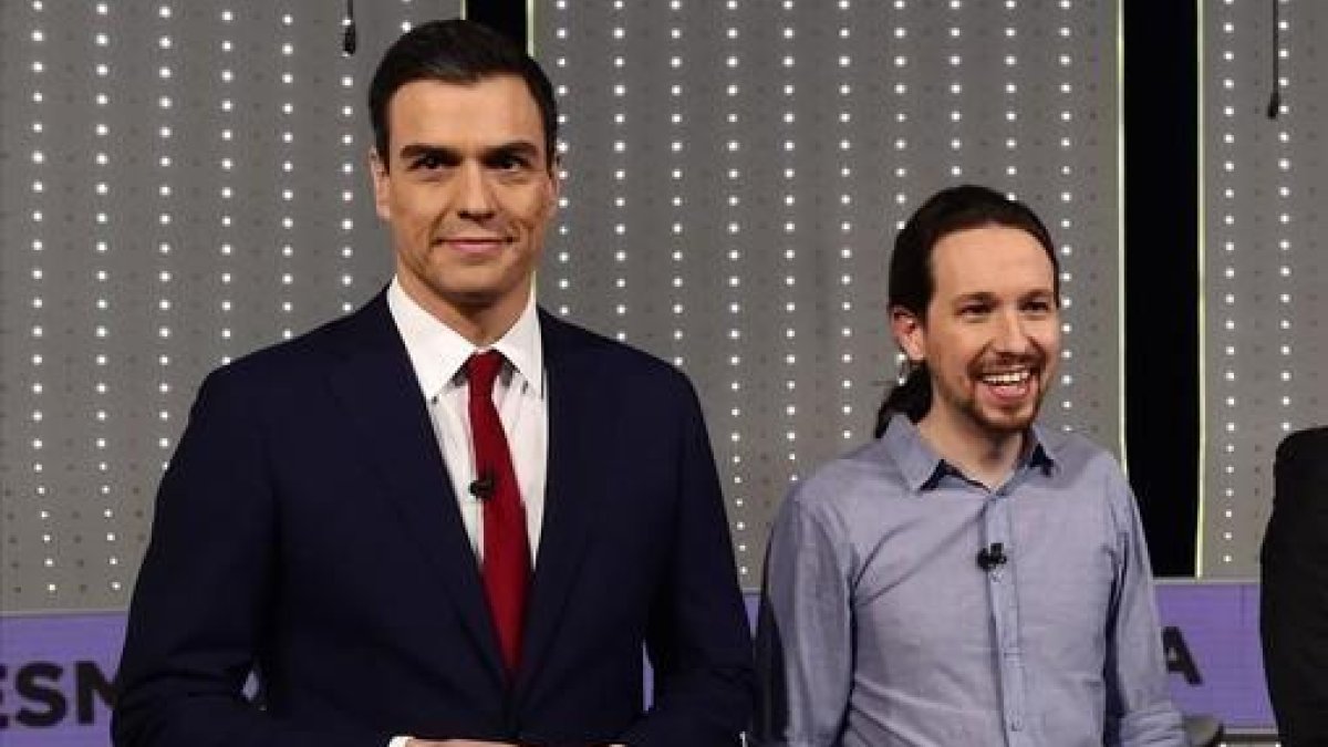 El secretario general del PSOE, Pedro Sánchez, junto al líder de Podemos, Pablo Iglesias, en campaña electoral.-PIERRE-PHILIPPE MARCOU / AFP