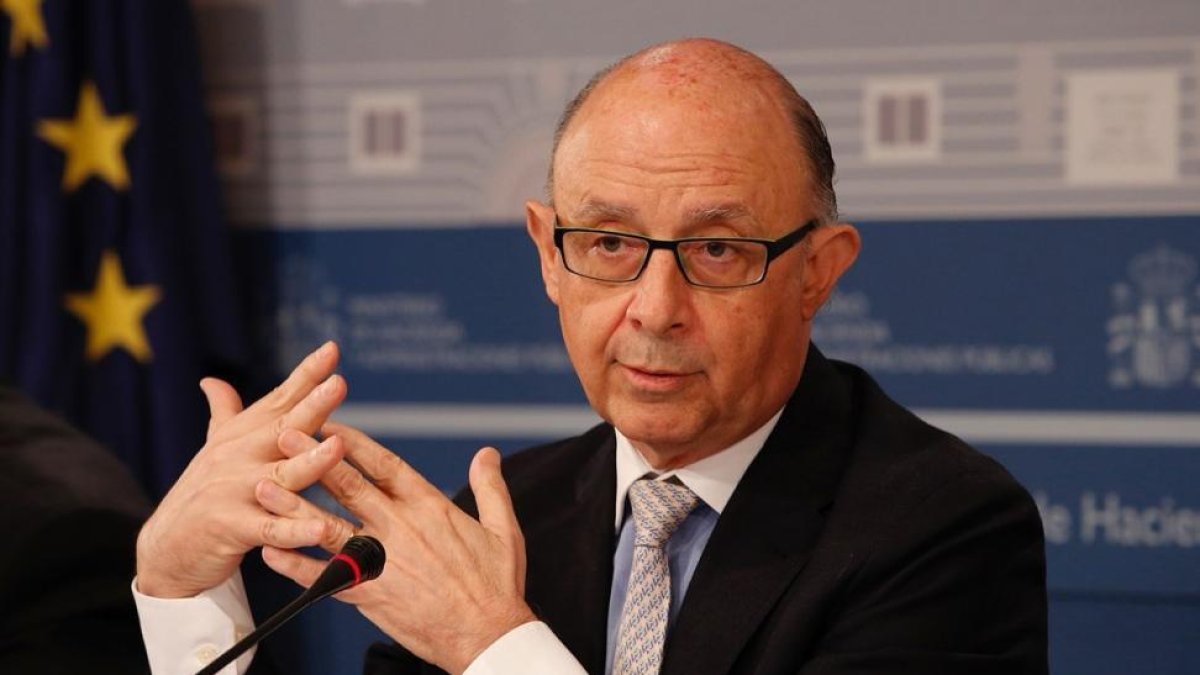 El ministro de Hacienda en funciones, Cristóbal Montoro, en la rueda de prensa de este jueves.-J.M. PRATS