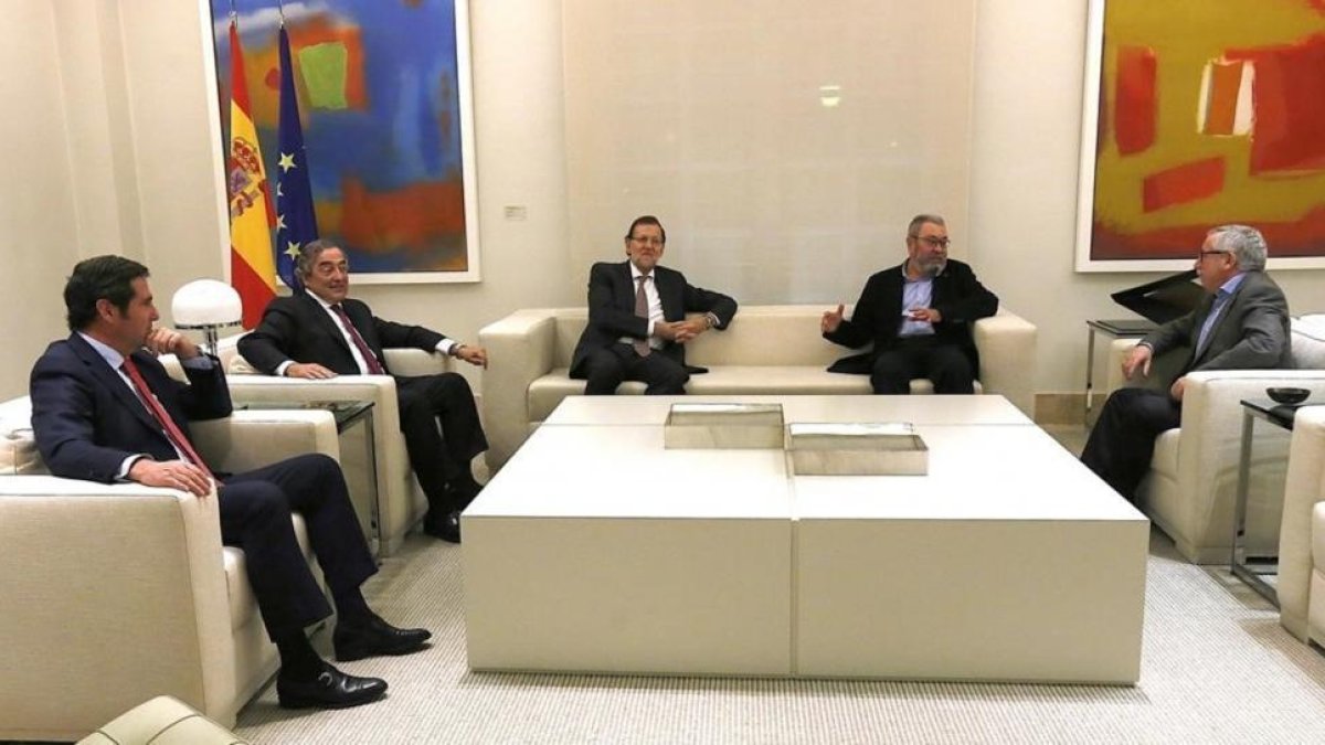 Mariano Rajoy y los líderes de CCOO, UGT, CEOE y CEPYME en su última cita de hace un año en la Moncloa.-
