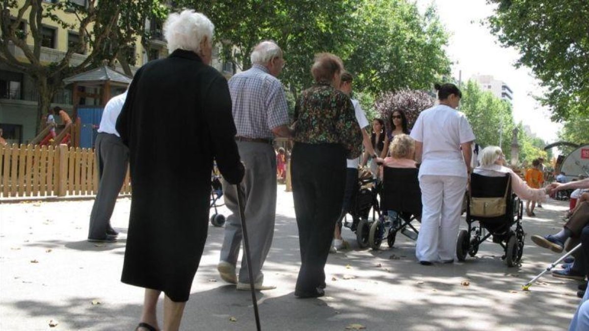 Un grupo de ancianos pasea por Paseo San Juan.-IMMA COY