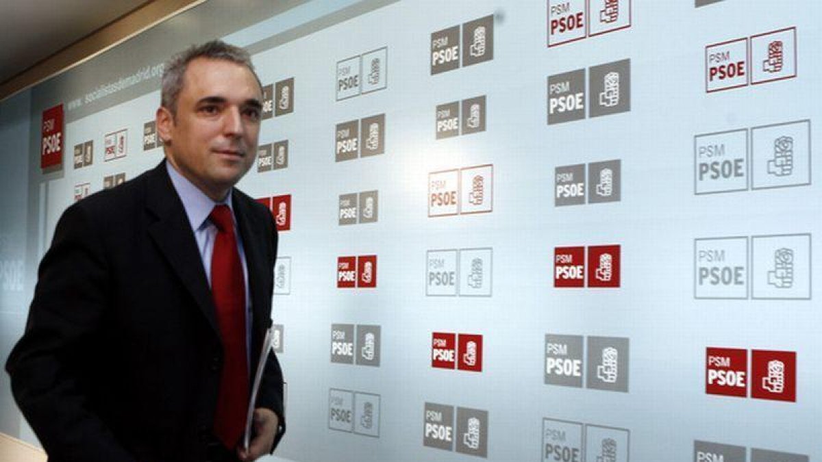 Rafael Simancas sale de la sede del PSOE en Madrid, en una imagen de archivo.-SERGIO PÉREZ / REUTERS