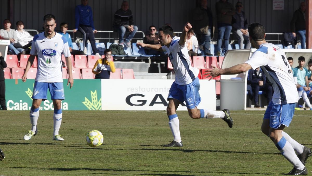 El Almazán afronta ante el Real Ávila la reanudación del partido suspendido el 21 de diciembre por el temporal de viento.-MARIO TEJEDOR