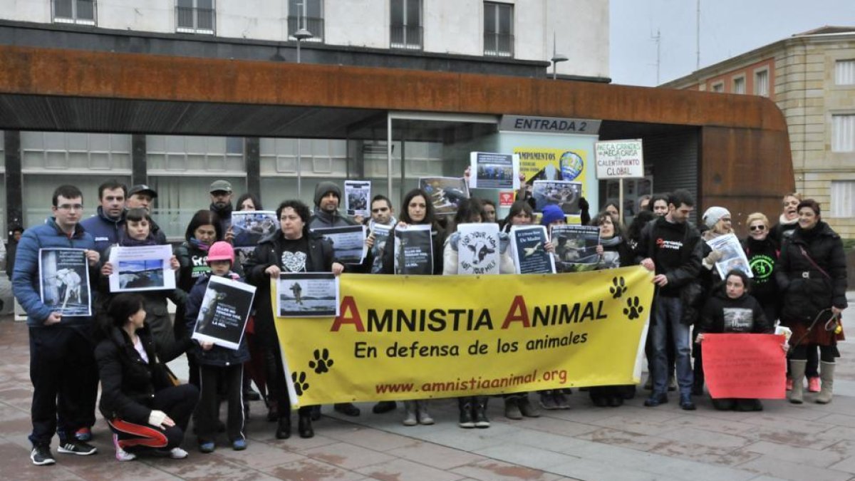 El grupo manifestante mostró su desacuerdo en Mariano Granados.-María Ferrer