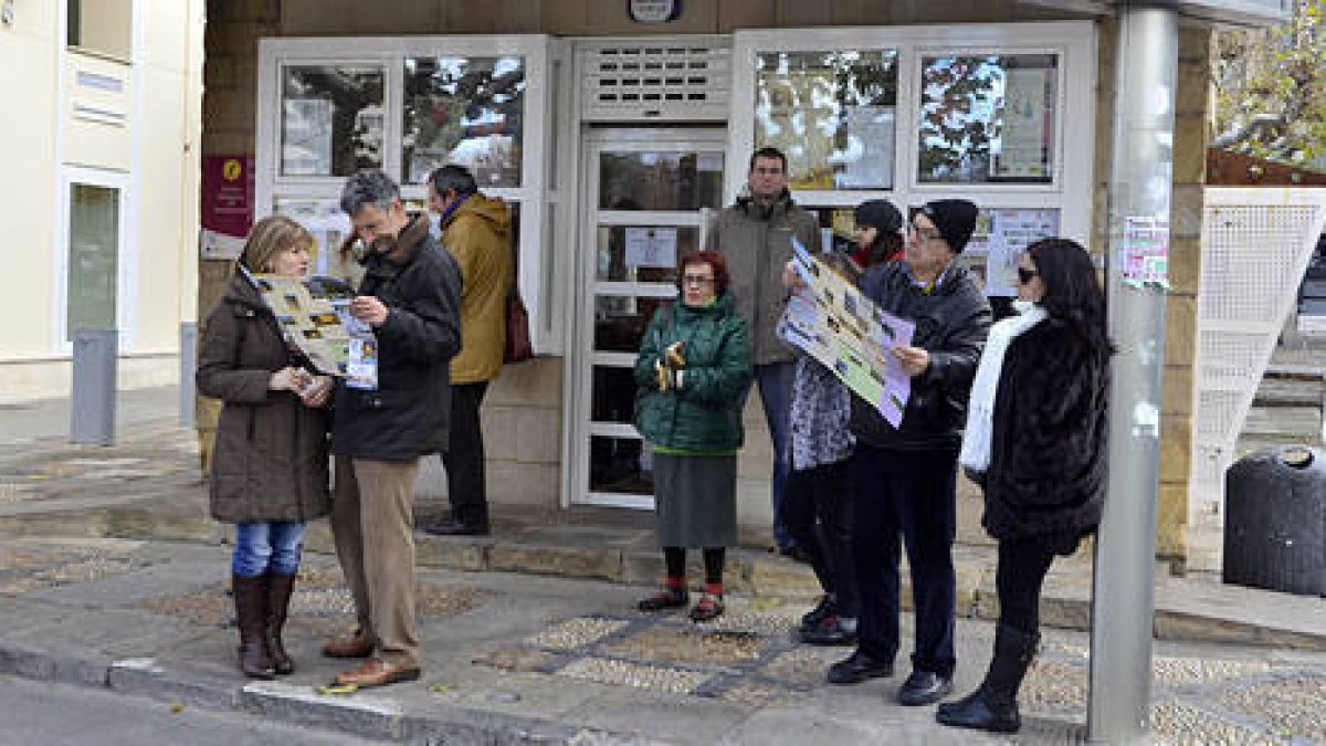 Turistas ante la oficina de Mariano Granados. /A. M.-