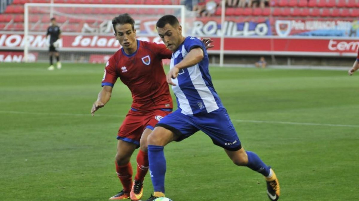 Íñigo Pérez persigue a Ibai Gómez en un lance del encuentro.-VALENTÍN GUISANDE