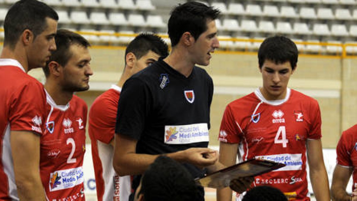 Moltó se dirige a sus jugadores durante un tiempo muerto. / VALENTÍN GUISANDE-