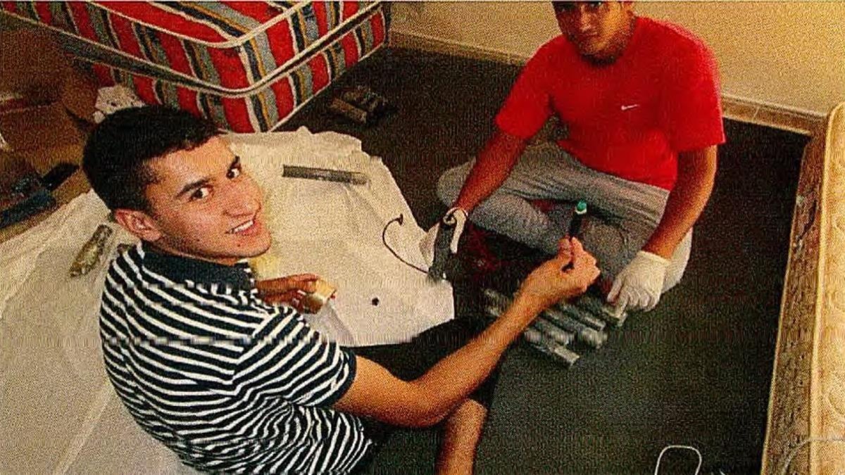 Un policía francés mira el cadáver del supuesto autor del tiroteo en Estrasburgo, Cherif Chekatt.-AP