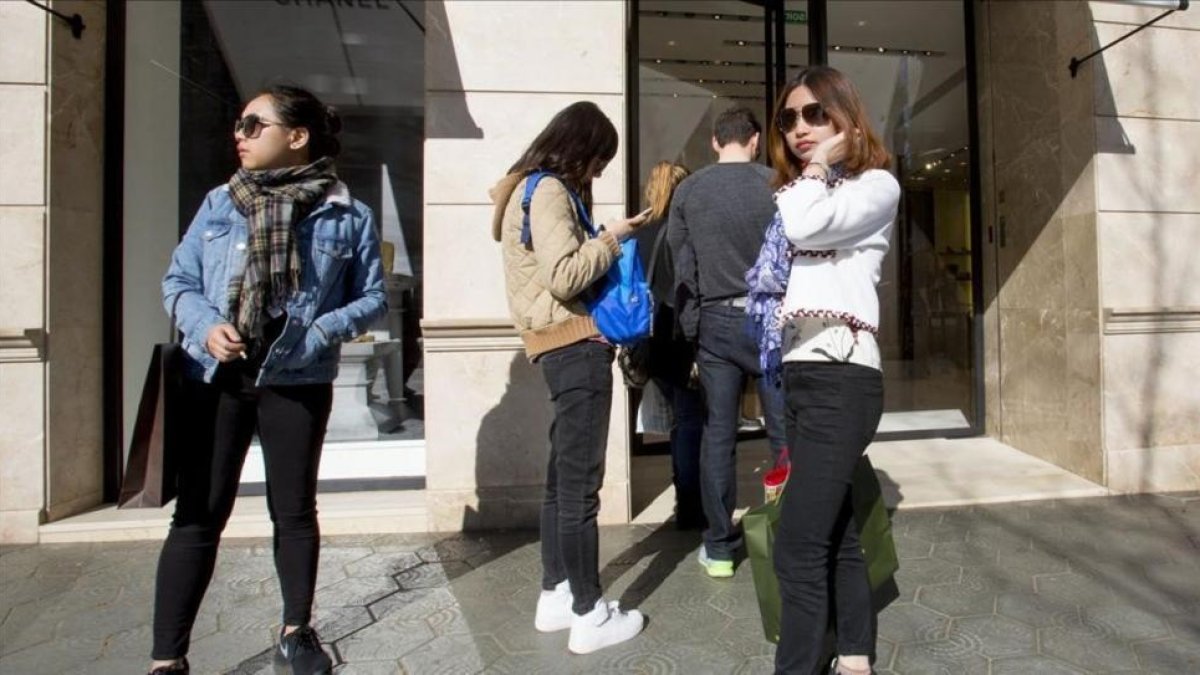 Turistas asiáticas en Barcelona.-FERRAN NADEU