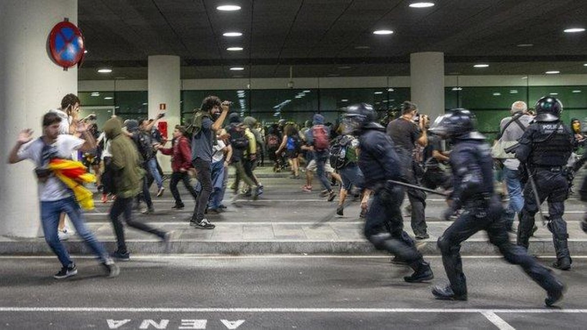 Actuación de la policía en el aeropuerto de El Prat.-