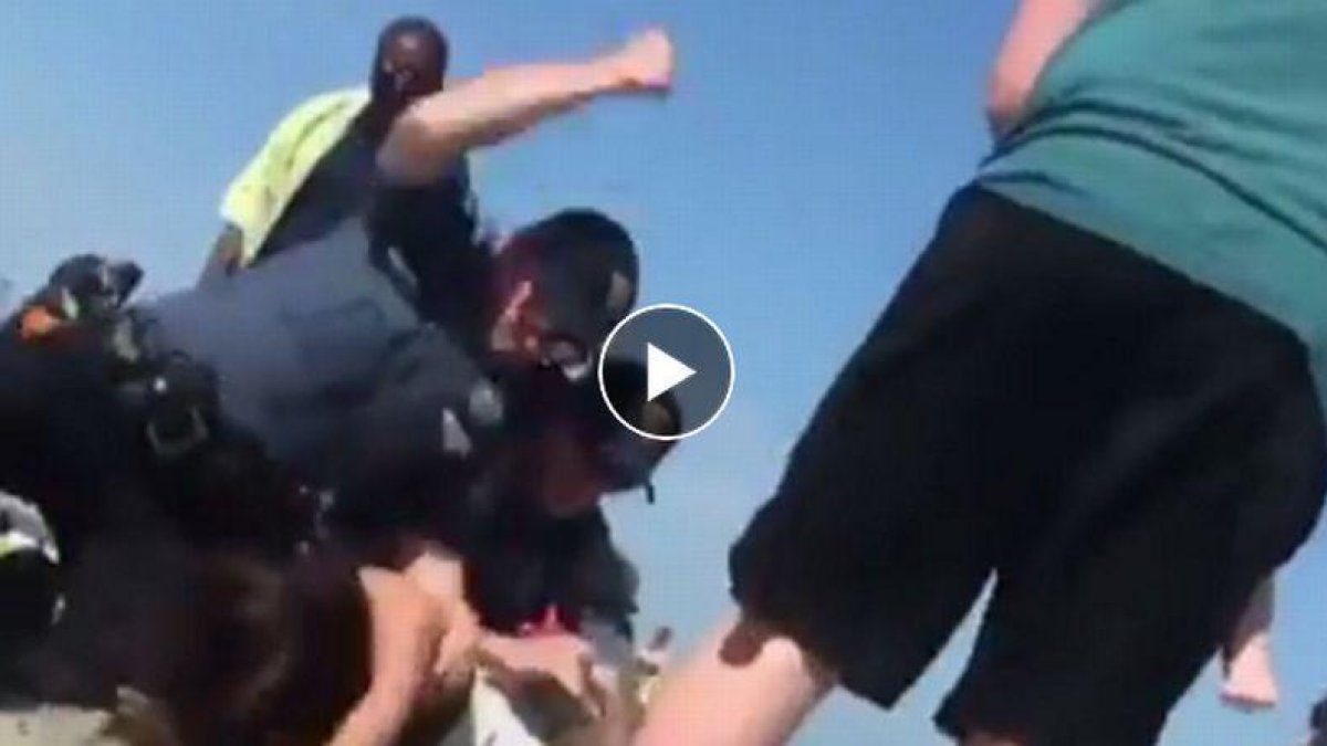 Agentes de policía agraden a una joven en Shore beach.-/ YOUTUBE