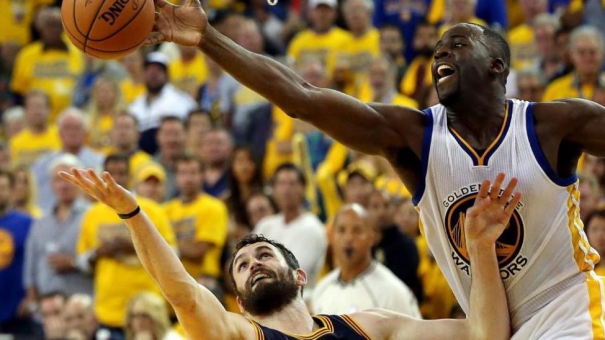 Green tapona un tiro de Love en la victoria de los Warriors ante Cleveland (104-89)-BOB DONNAN / USA TODAY