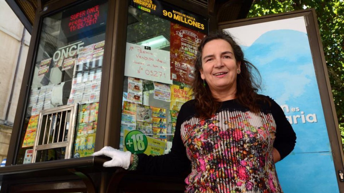Guadalupe Bravo, ayer, en su puesto de la plaza San Esteban de la capital.-ALVARO MARTÍNEZ