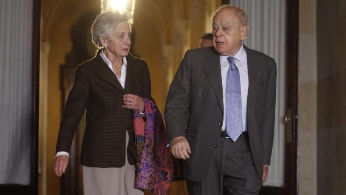 Marta Ferrusola junto a su esposo, Jordi Pujol.-JULIO CARBÓ