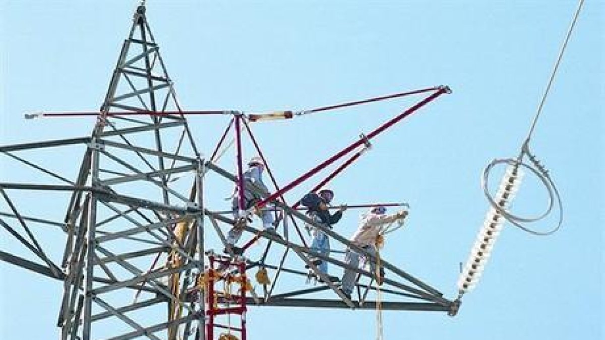 La eléctrica con sede en Tokio está inmersa en el proceso de selección de la ubicación de las instalaciones.-ARCHIVO