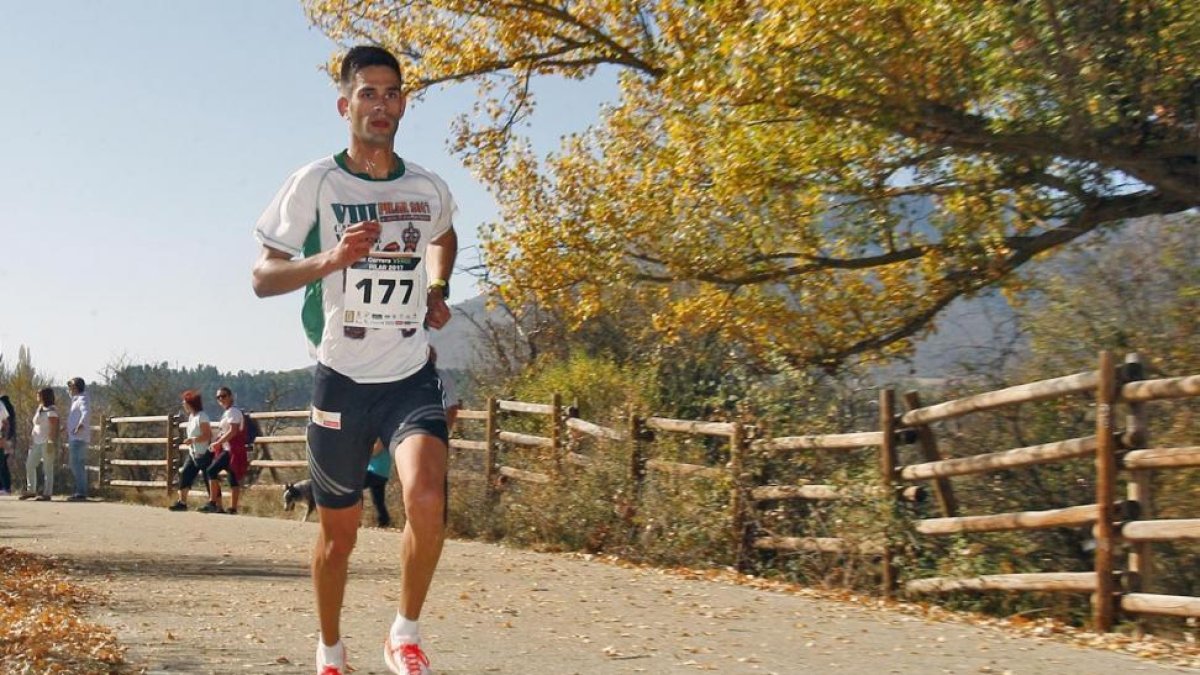 Óscar Cavia en el momento de llegar a la línea de meta de Valonsadero como ganador de la Carrera Verde.-Mario Tejedor