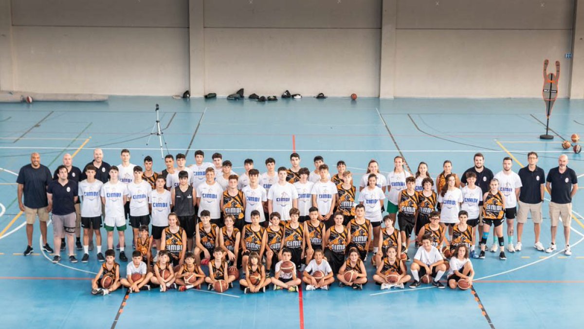 Foto de grupo de todos los participantes, entrenadores y responsables del Campus CIMBI en el polideportivo de San Andrés. GONZALO MONTESEGURO