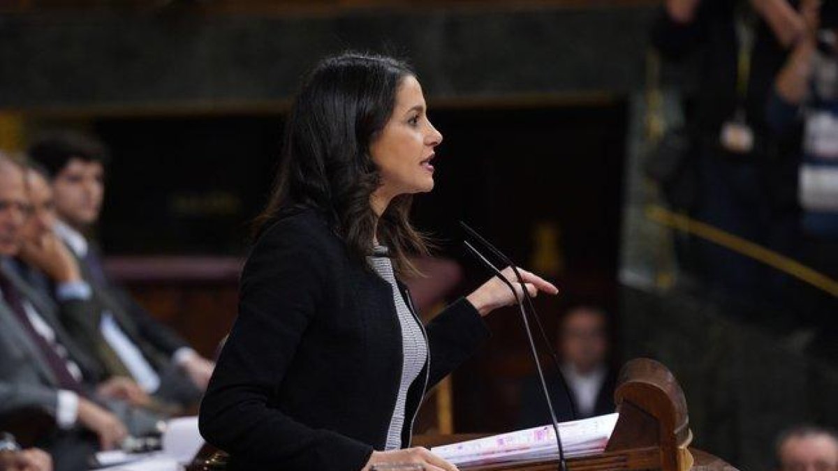 La portavoz de Cs en el Congreso, Inés Arrimadas, durante su intervención en la investidura de Pedro Sánchez.-DAVID CASTRO