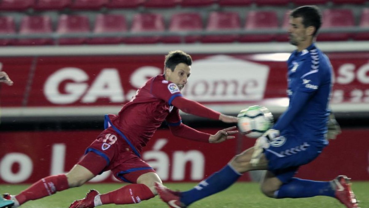 Guillermo en el mano a mano con Dani Hernández del que salió victorioso el pasado domingo el portero del Tenerife.-Mario Tejedor