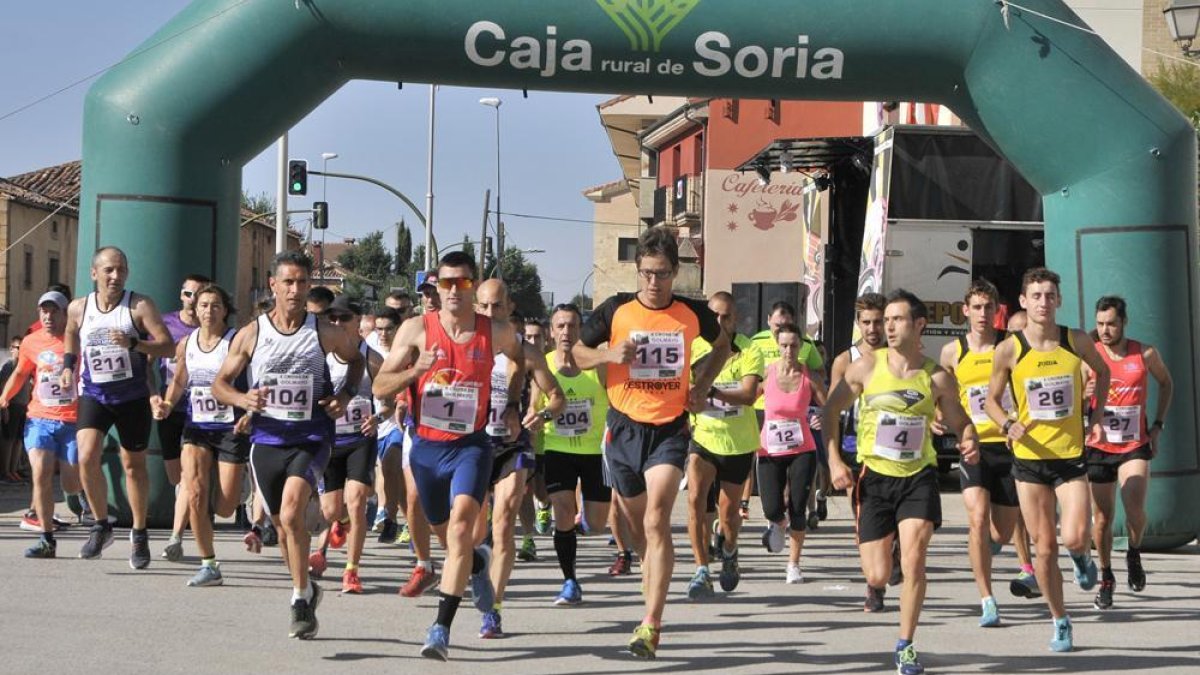 Momento de la salida de la categoría absoluta en la décima edición de la Carrera Popular de Golmayo celebrada en la mañana de ayer.-Valentín Guisande