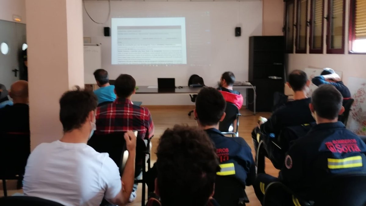 Un momento del curso de los bomberos.-HDS