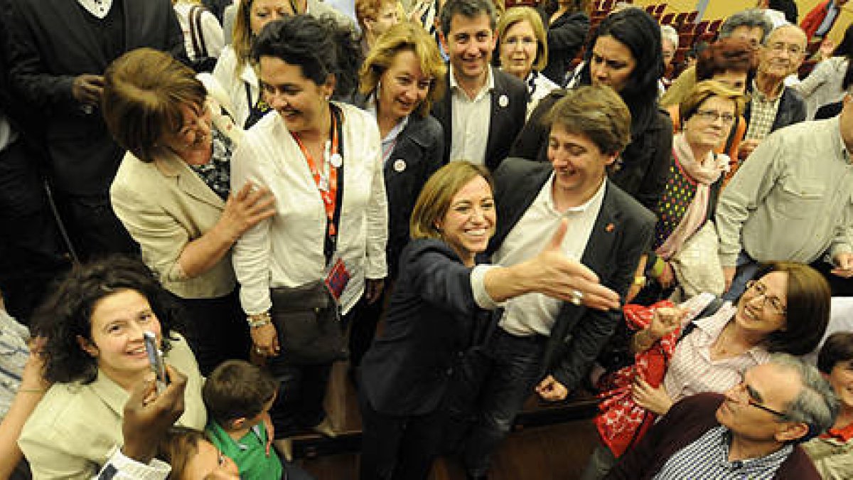La socialista Carme Chacón, con Mínguez y otros simpatizantes, en el mitin de ayer por la tarde en la Audiencia. / ÁLVARO MARTÍNEZ-