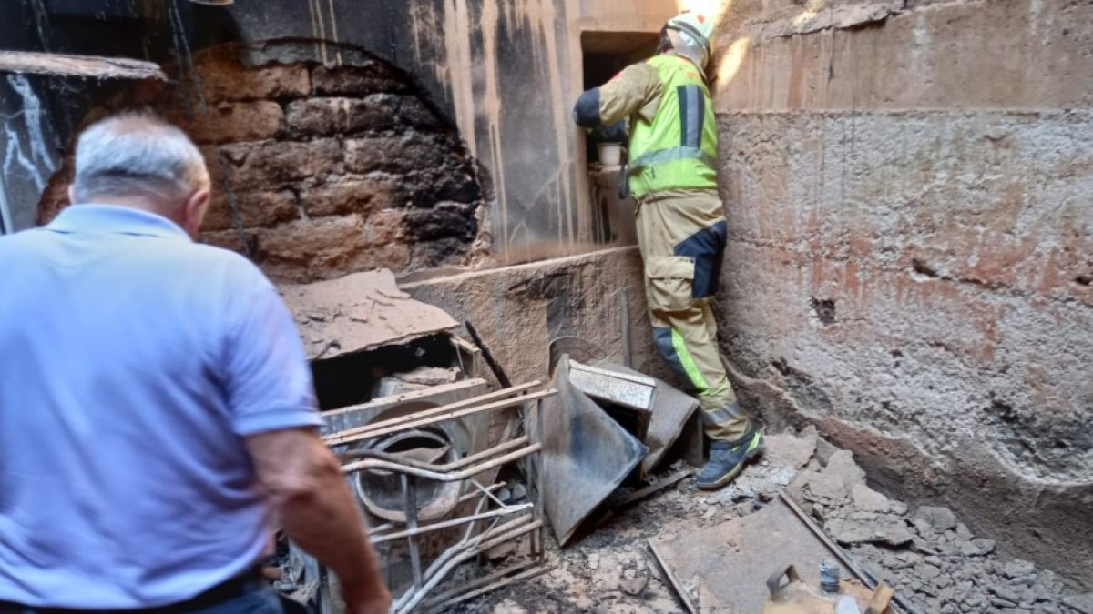 Los bomberos controlan posibles rescoldos en Moros, una de las localidades más afectadas. HDS