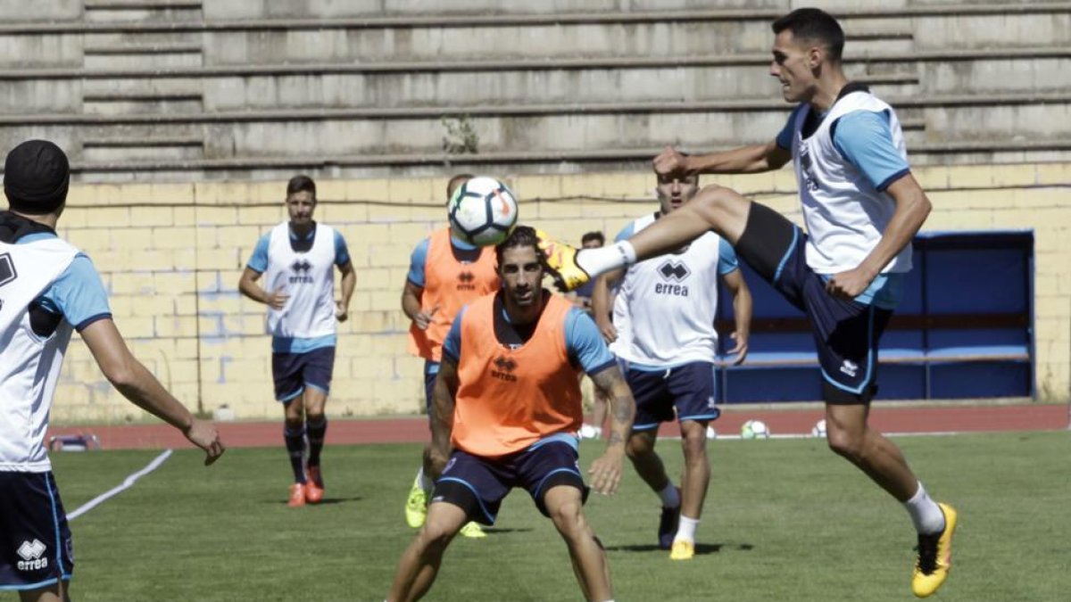 El Numancia defiende el liderato en La Romareda ante el Zaragoza.-LUIS ÁNGEL TEJEDOR