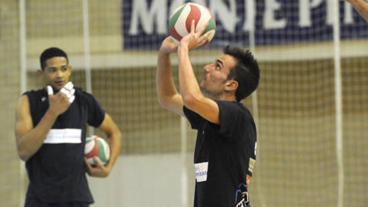 Raúl Muñoz en el entrenamiento de ayer con el CMA. / V. Guisande-