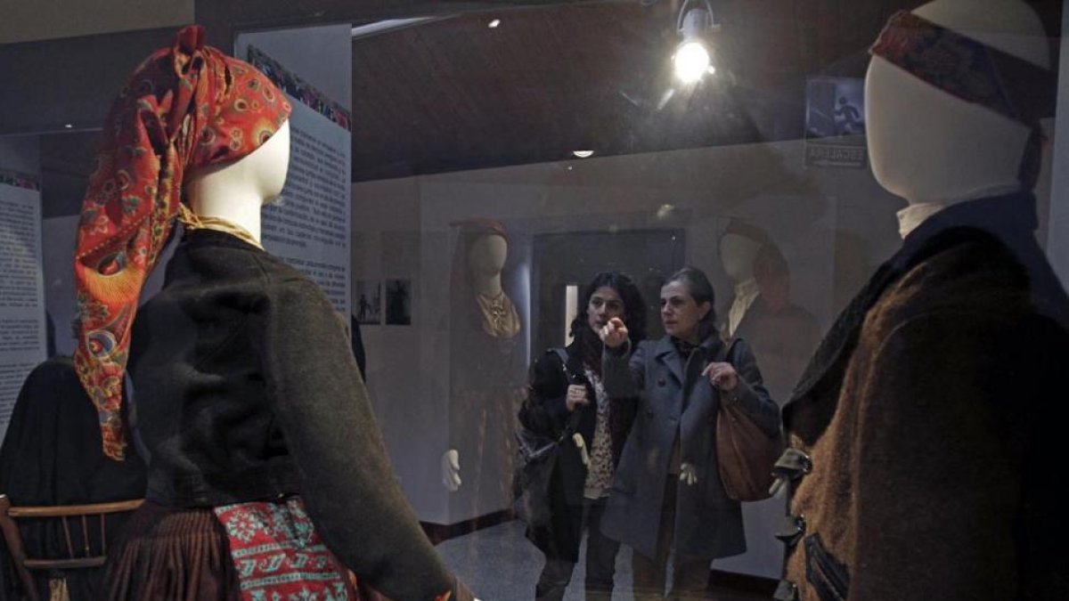 Una de las salas del Museo del Traje.-Luis Ángel Tejedor
