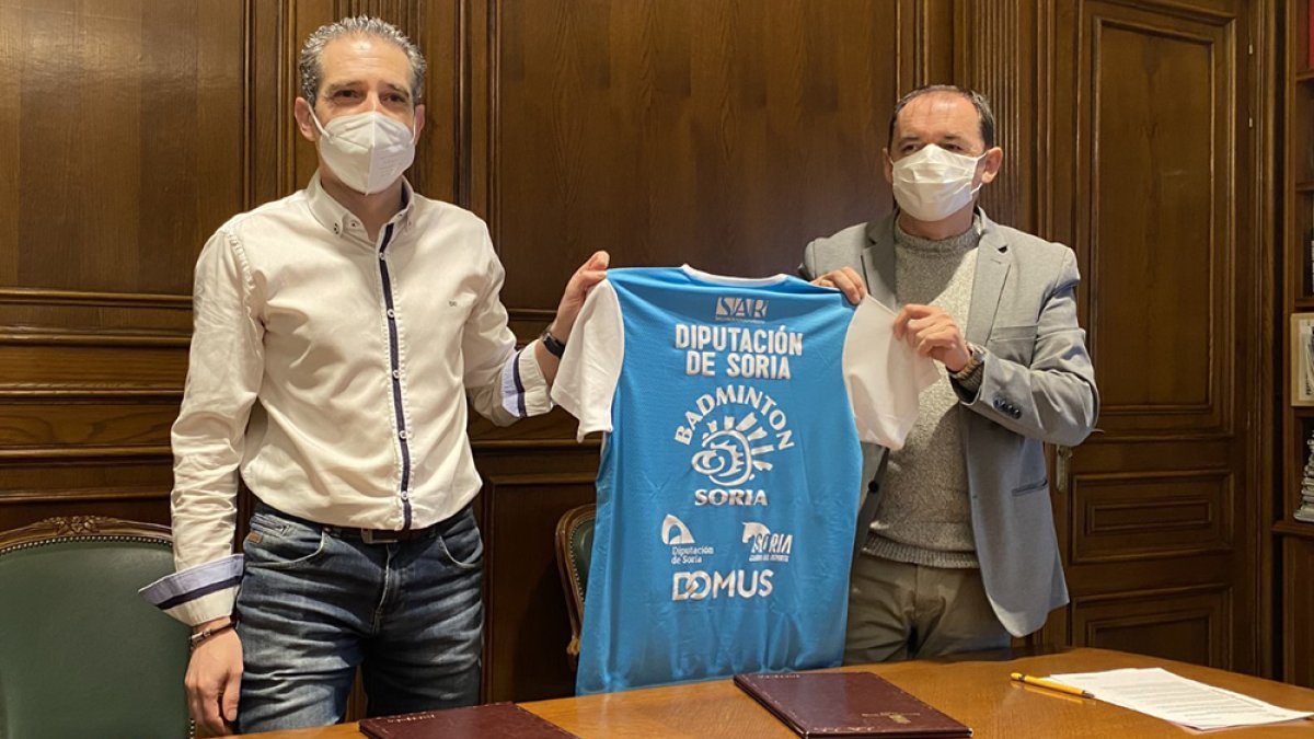 Manuel Acero y Benito Serrano tras la firma. HDS