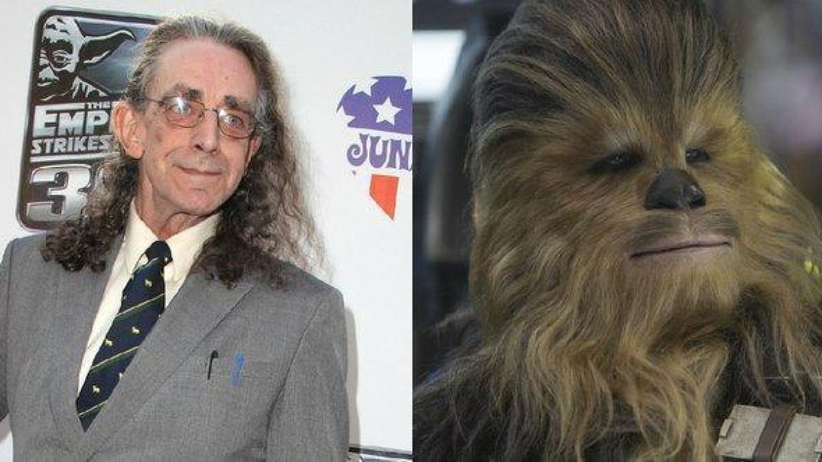Peter Mayhew junto a su caracterización como Chewbacca en Star Wars.-