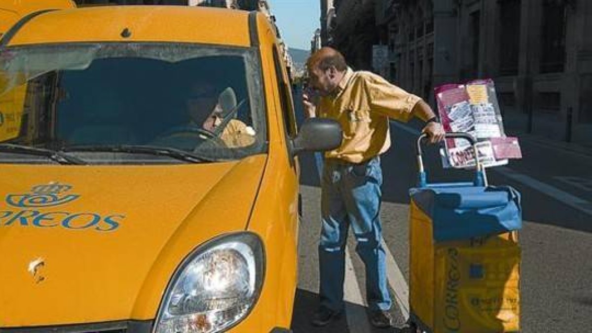 Trabajadores de Correos.-Foto: ARCHIVO / ALBERT BERTRAN