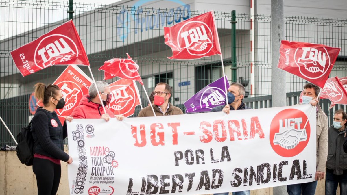 Concentración de UGT el Primero de mayo ante Friólvega