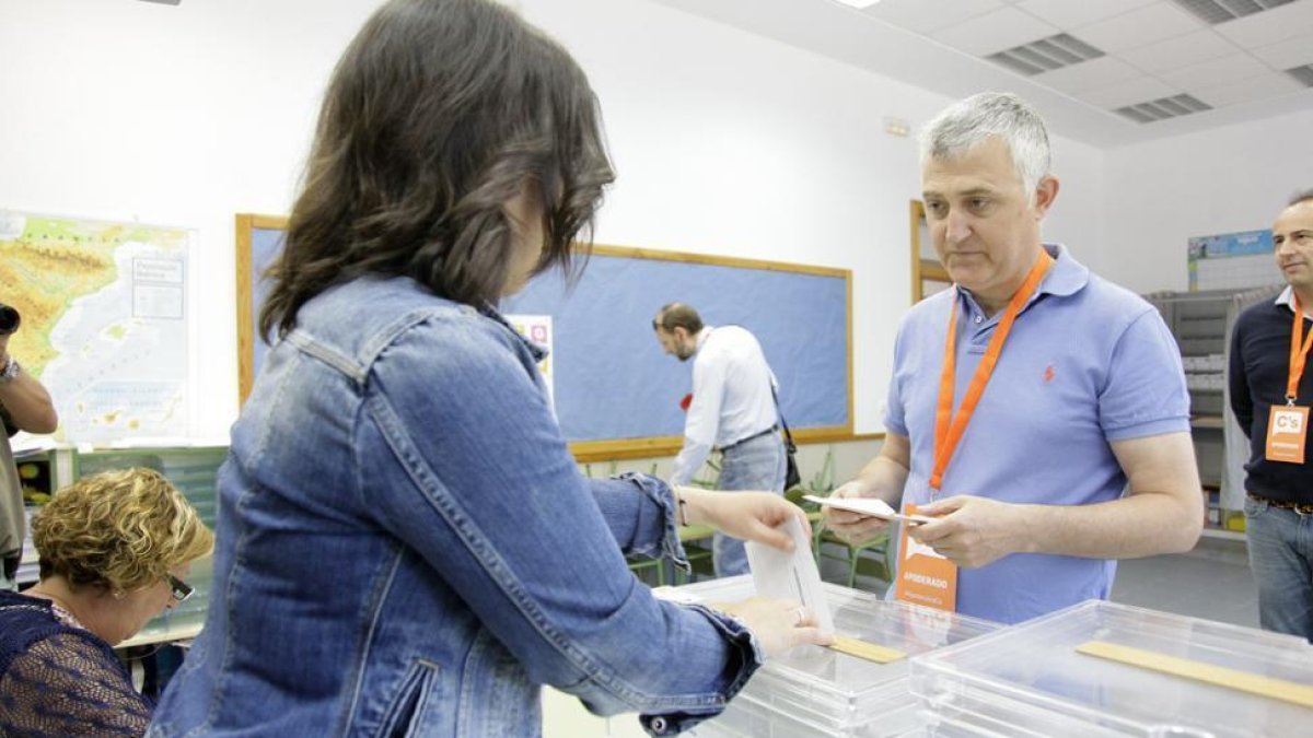 José Luis Alonso, depositando sus papeletas en las elecciones de 2019. HDS
