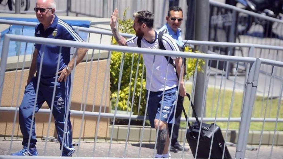 Messi saluda a los aficionados camino de la ciudad de San Juan.-EL PERIÓDICO