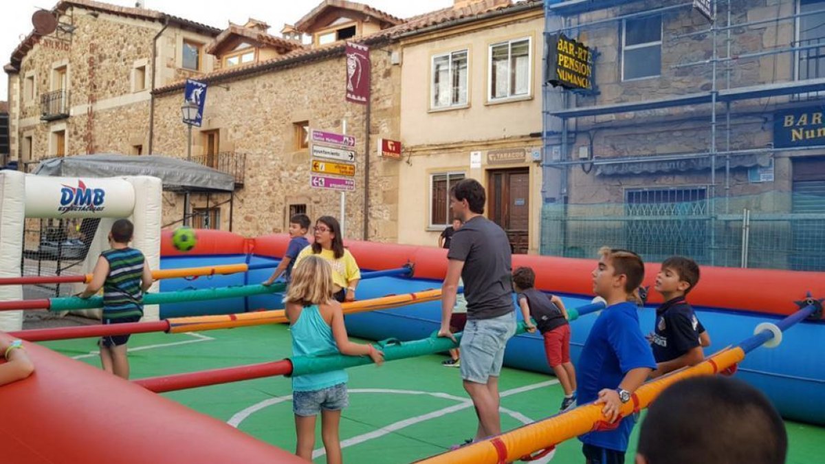 El futbolín humano fue una de las citas festivas-D.S.