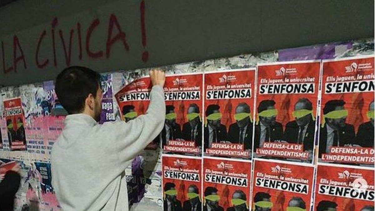 Pegada de carteles contra la apropiación independentista de las universidades catalanas, este lunes.-INSTAGRAM