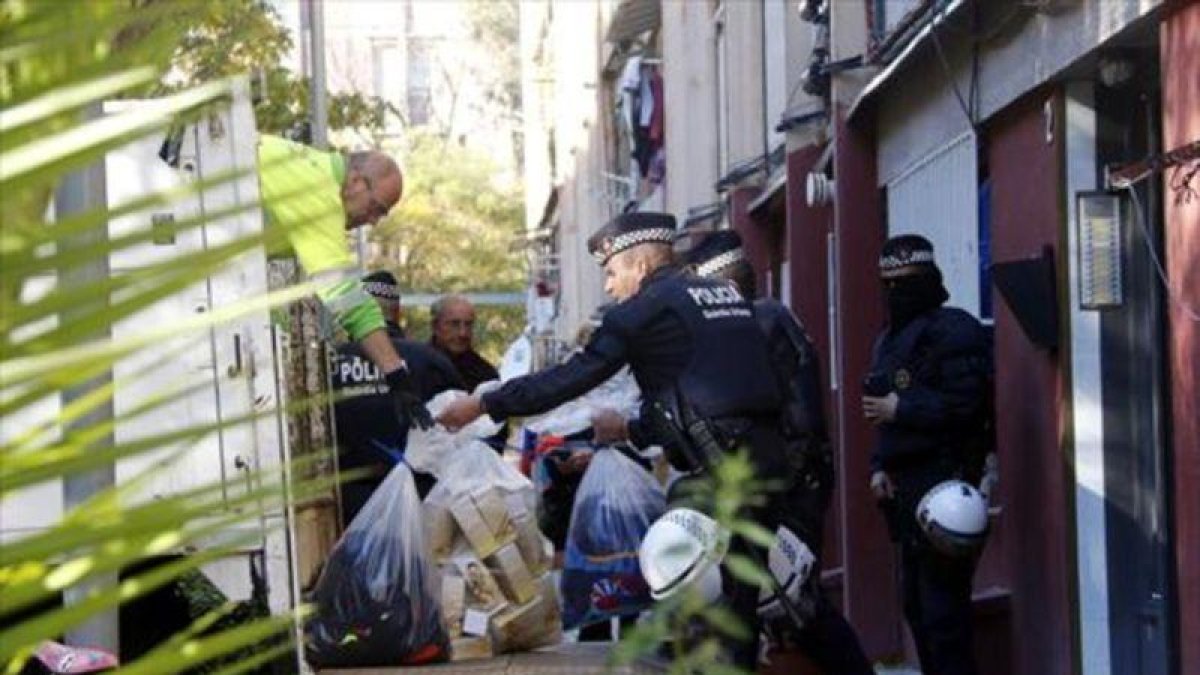 Unos guardias sacan productos falsificados, el 24 de noviembre.-ACN / POL SOLÀ / ALBERT BERTRAN / FERRAN SENDRA