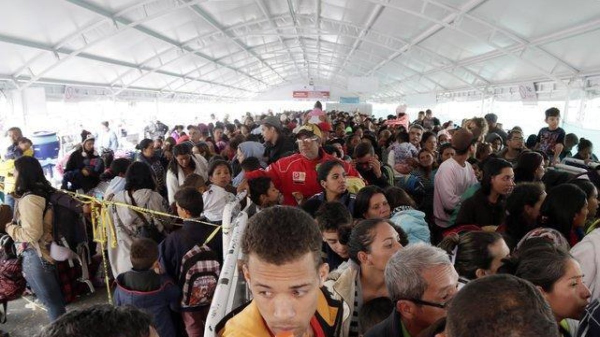 Miles de venezolanos intentando llegar a Perú antes de que restringan el libre acceso a ese país.-