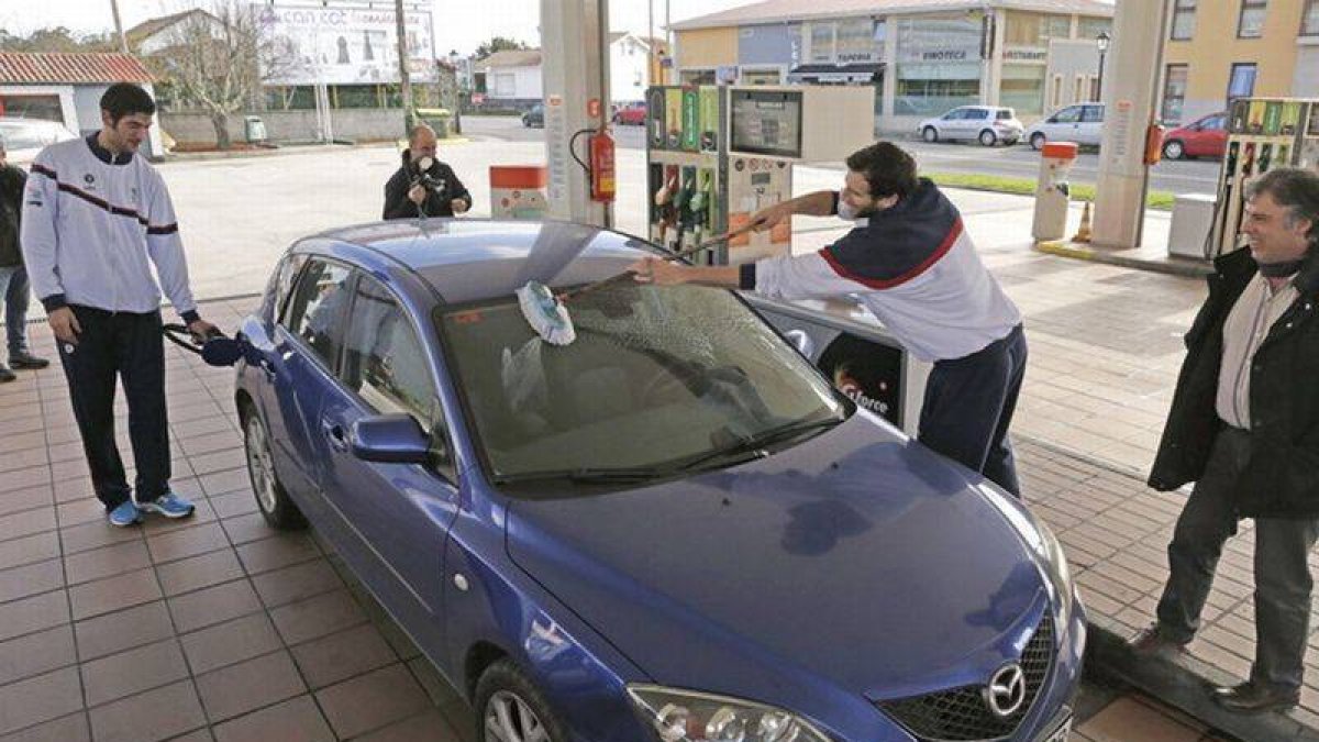 Un coche en una gasolinera.-Foto: EFE